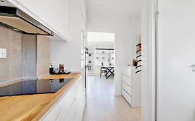 Gennemrenoveret minimalistisk lejlighed tæt v/centrum